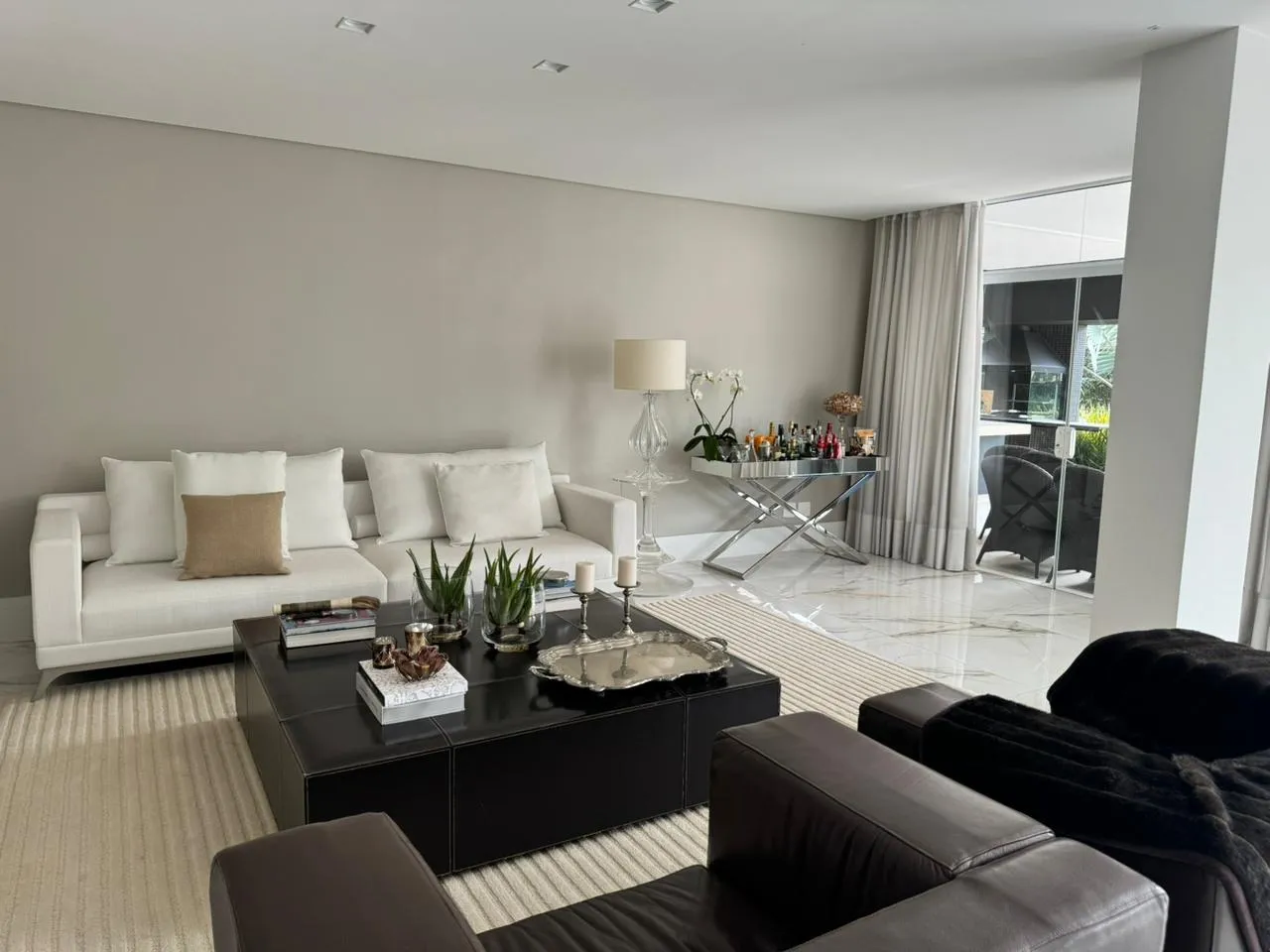 Imagem Casa de alto padrão para locação em Alphaville Residencial Dois, Barueri-SP: 4 quartos, 4 suítes, 3 salas, 4 banheiros, 3 vagas, 520m².