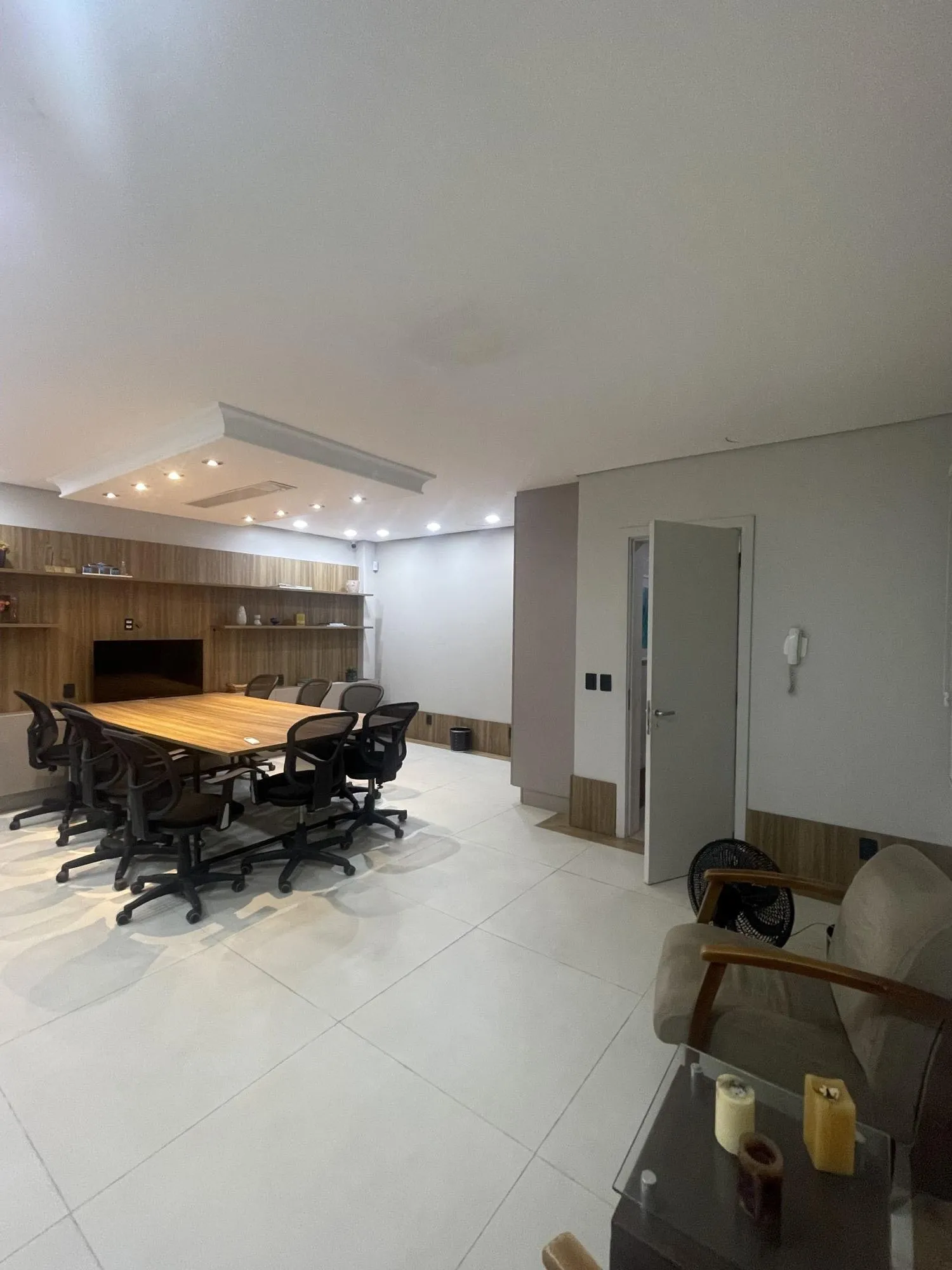 Imagem Ampla sala comercial com vaga de garagem escriturada