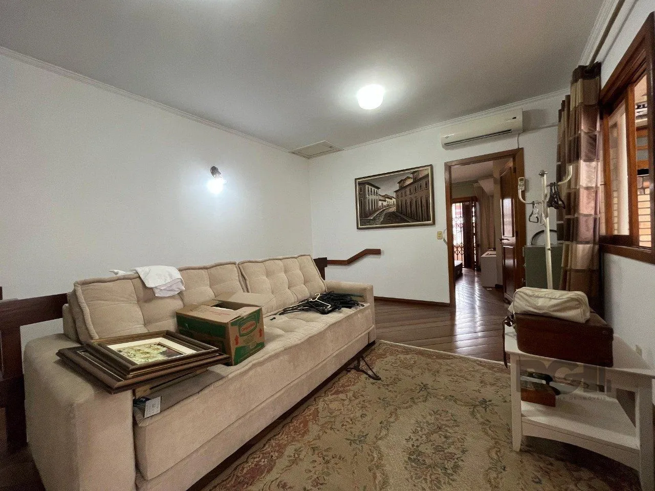 Imagem Casa de três quartos, suíte e quatro vagas de garagem no bairro Menino Deus em Porto Alegre