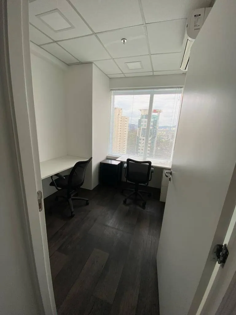 Imagem Sala Comercial Planejada e Mobiliada no Centro de Alphaville - 49m², 1 Vaga de Garagem