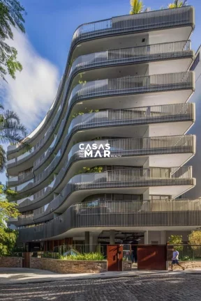 Imagem Apartamento de Luxo no Leblon: 2 quartos, 1 suíte, 2 salas, 2 banheiros, 1 vaga. 133m², próximo à praia, novíssimo, com piscina.