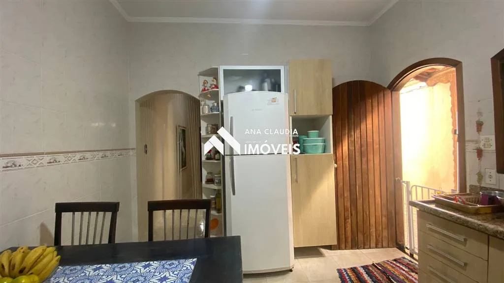 Imagem Casa bem localizada na praia de Mongaguá lado serra , próxima ao centro da cidade e a 450 metros da praia....