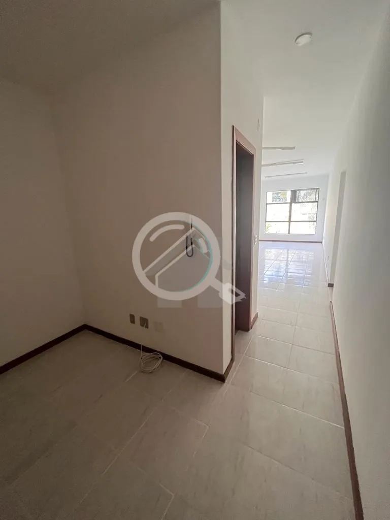 Imagem Sala comercial exclusiva de 40 m², com ótima iluminação, vista arborizada e lavabo. Imóvel deso...
