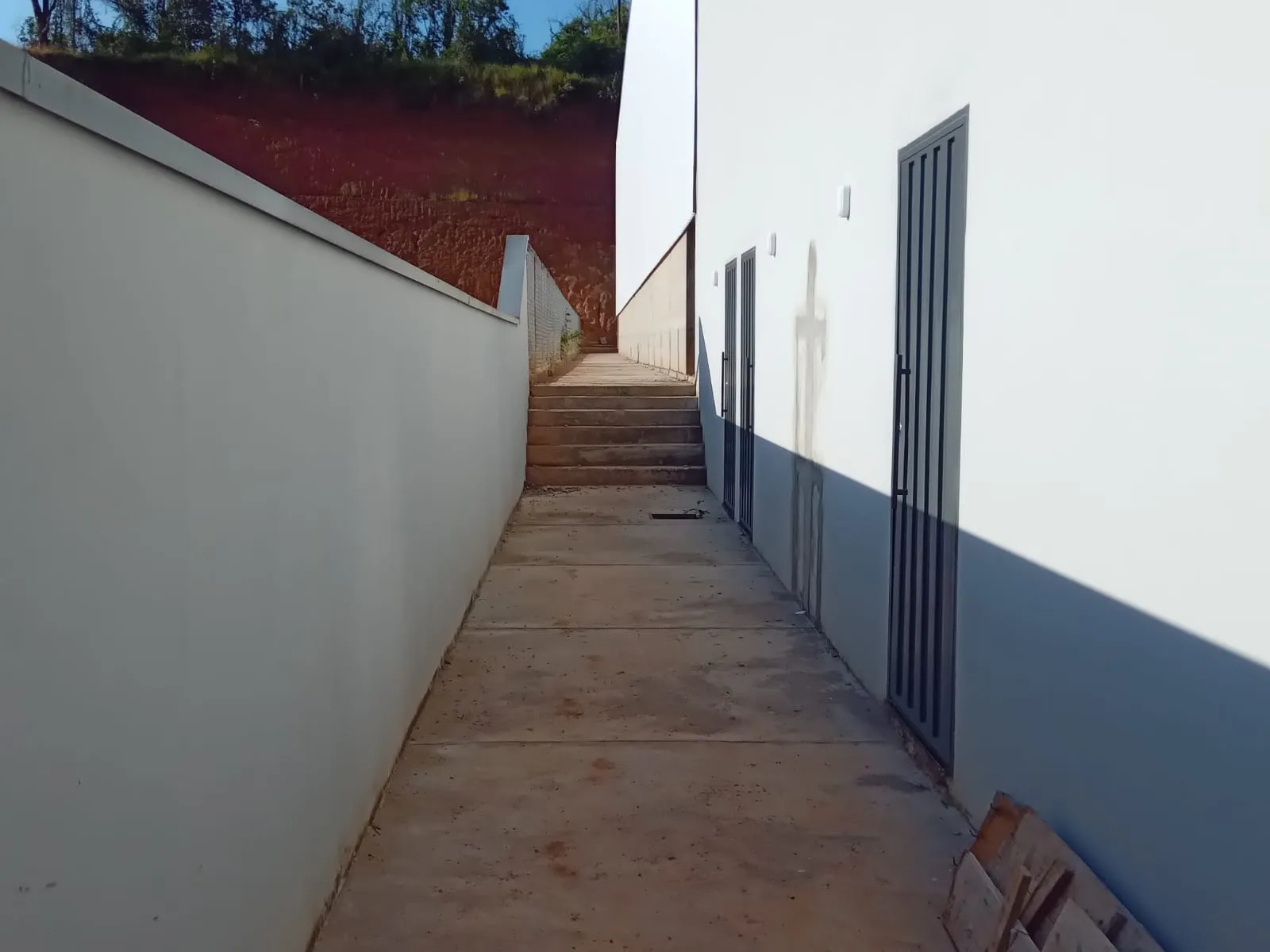 Imagem Galpão Comercial para Venda ou Locação em Cambuí-MG, Bairro Água Comprida: 1 Sala, 2 Banheiros, 5 Vagas de Garagem, 3.600m² de Área.