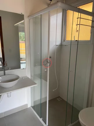 Imagem Sobrado com 2 suites, sala cozinha,2 vagas, area independente em condominio, 2 quadras da praia