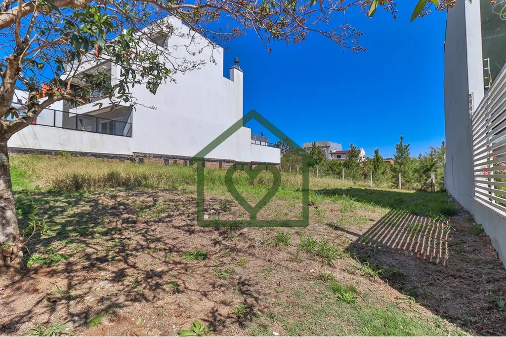 Imagem Terreno plano com 200 m2 (8 m de frente por 25 m de comprimento), localizado em rua calma e arboriza...
