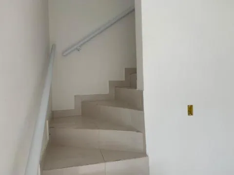 Imagem VENDA DE SOBRADO NA ESTÂNCIA PARAÍSO, EM ITAQUAQUECETUBA/SP, 80m² com 02 quartos, sacada, quintal aconchegante e garagem para 1 auto. CONSULTE-NOS.