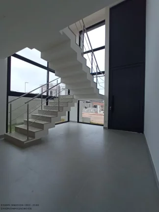 Imagem Luxuosa casa em condomínio à venda em Lauro de Freitas-BA, no bairro Buraquinho, com 4 quartos, 4 suítes, 2 salas, 1 banheiro, 2 vagas de garagem e 350m² de área.