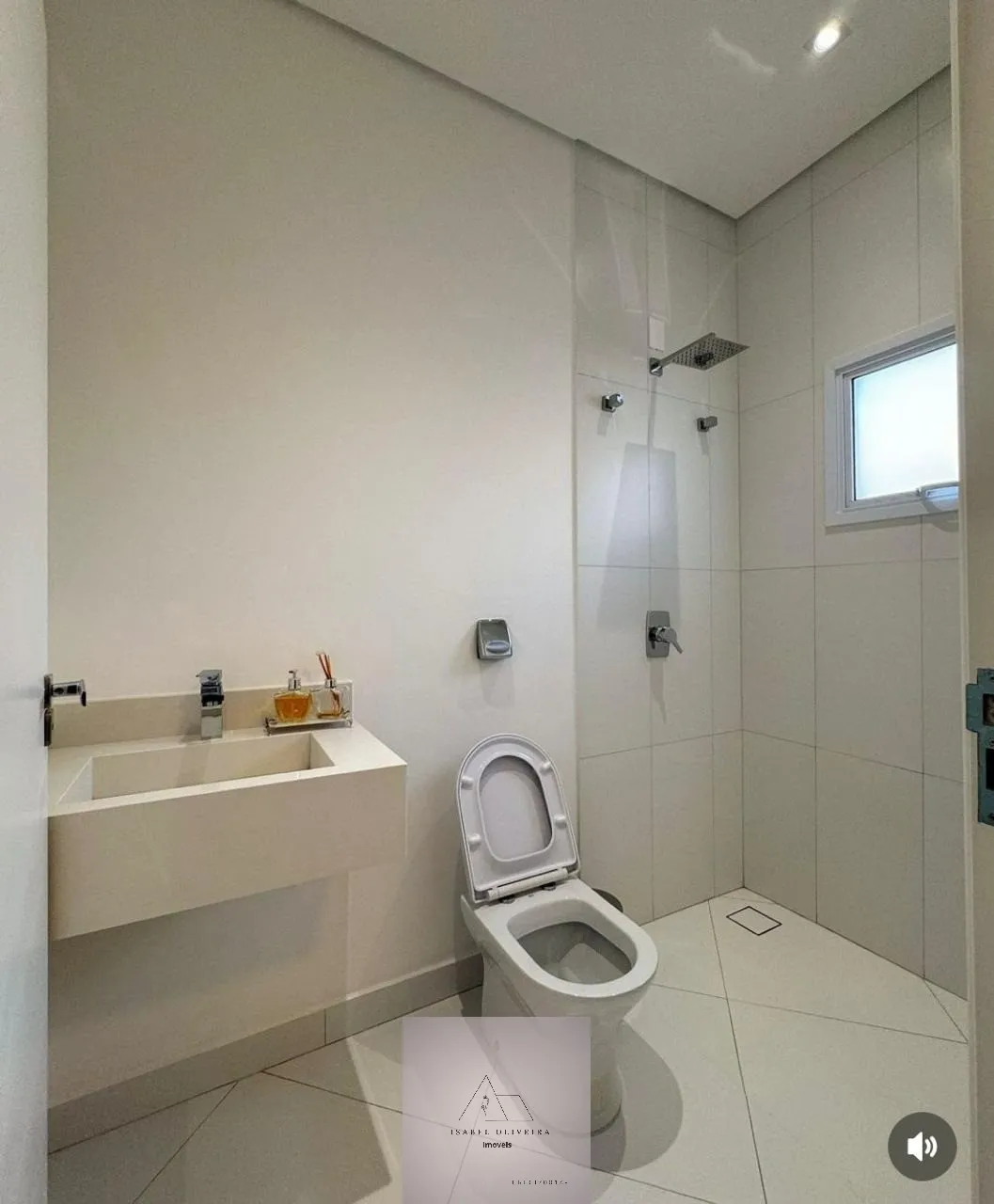 Imagem Linda Casa a venda em condomínio: 3 suítes, 2 salas, 4 banheiros, 4 vagas na cidade de Salto-SP, Condomínio Portal dos Bandeirantes