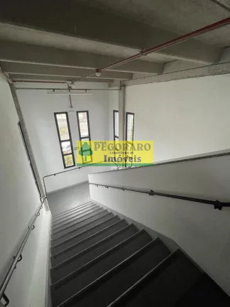 Imagem Galpão Comercial para Locação no Indaiá em Caraguatatuba-SP: 4 Salas, 4 Banheiros, 30 Vagas de Garagem, 875m² de Área.