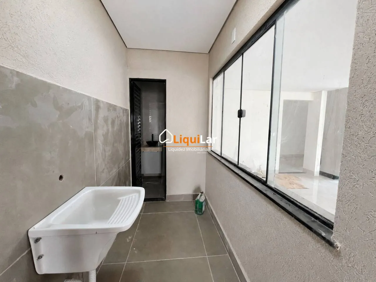 Imagem Sobrado com Aptidão Comercial na Vila Rosa Pires | 4 Quartos, Suíte e Localização Estratégica