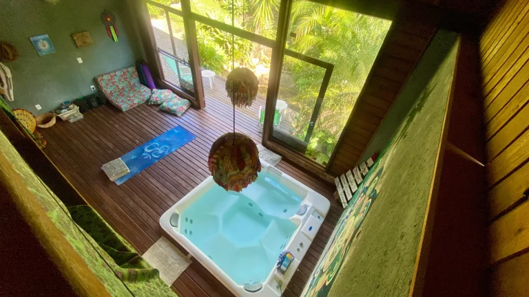Imagem Oportunidade: Pousada Comercial à Venda na Praia da Gamboa, Garopaba-SC com Vista para o Mar!