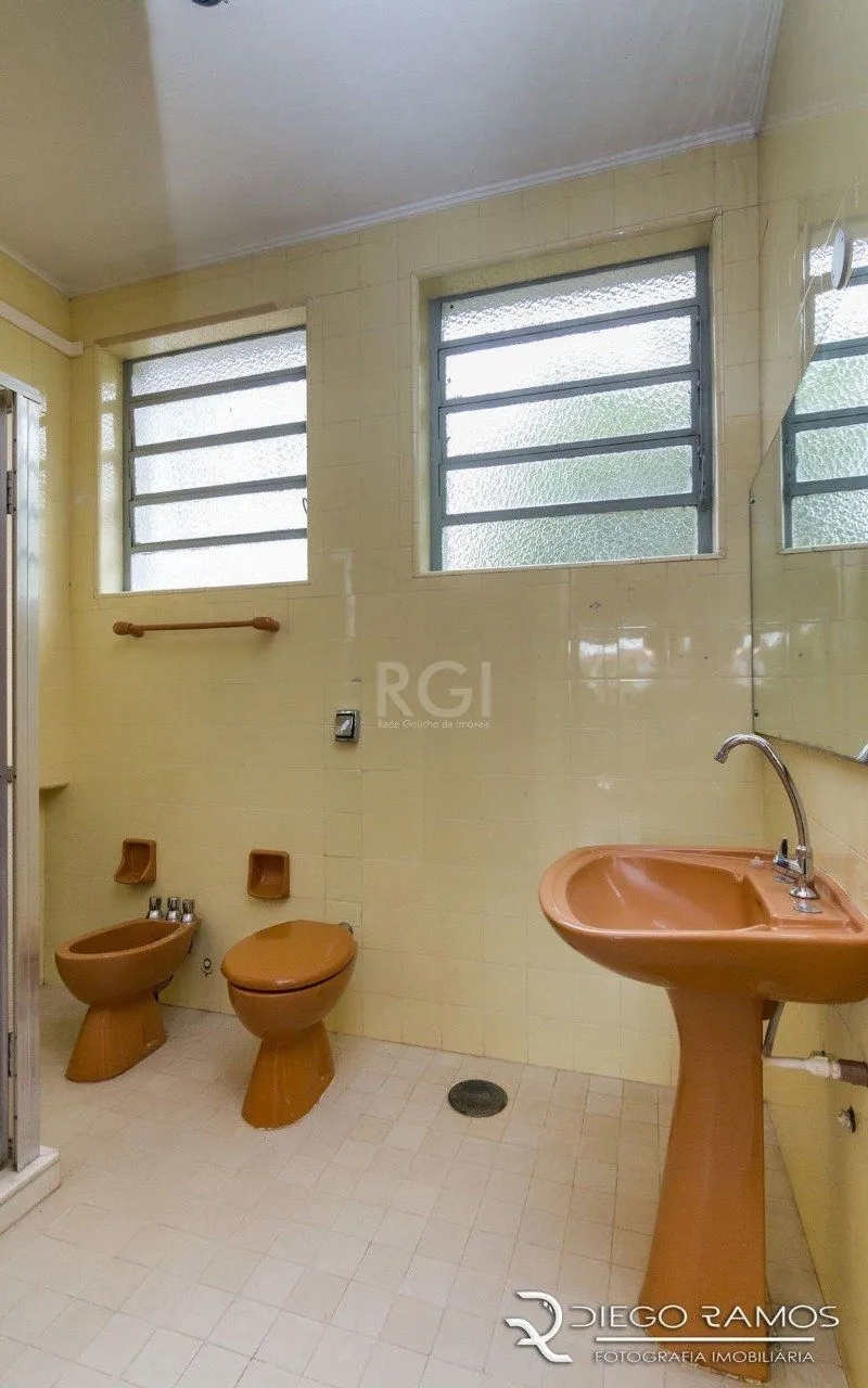 Imagem Venda de casa residencial 25,00m x 80,00m- Menino Deus. 4 vagas, 4 dormitórios, sendo 1 suíte, 1 varanda, lareira e churrasqueira.