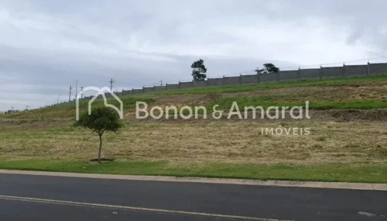 Imagem Lote com 1.439 m² em aclive, oferecendo uma vista deslumbrante para todo o condomínio e para as mo...