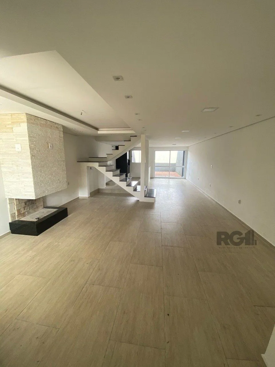 Imagem Casa com 03 Dormitórios / Amplo Terraço e Pátio