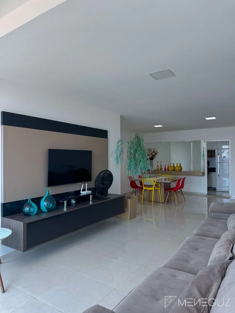Imagem Apartamento mobiliado de 3 quartos na Avenida Praiana - andar alto, vista para as montanhas e vista discreta para o mar!