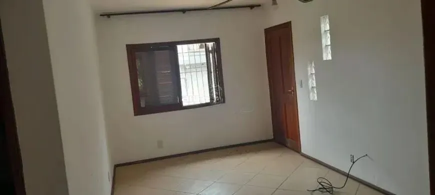 Imagem Casa térrea com 2 dormitórios, amplo pátio e 3 vagas.