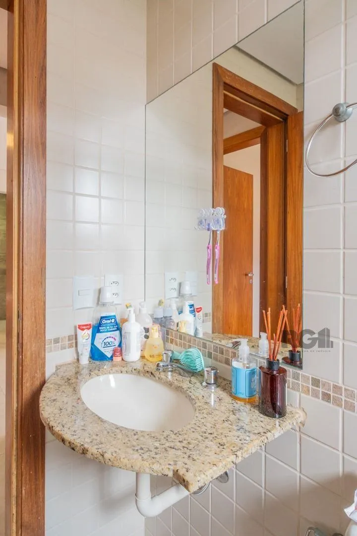 Imagem Ótimo apartamento, reformado , dois dormitórios e uma suíte, vaga escriturada.