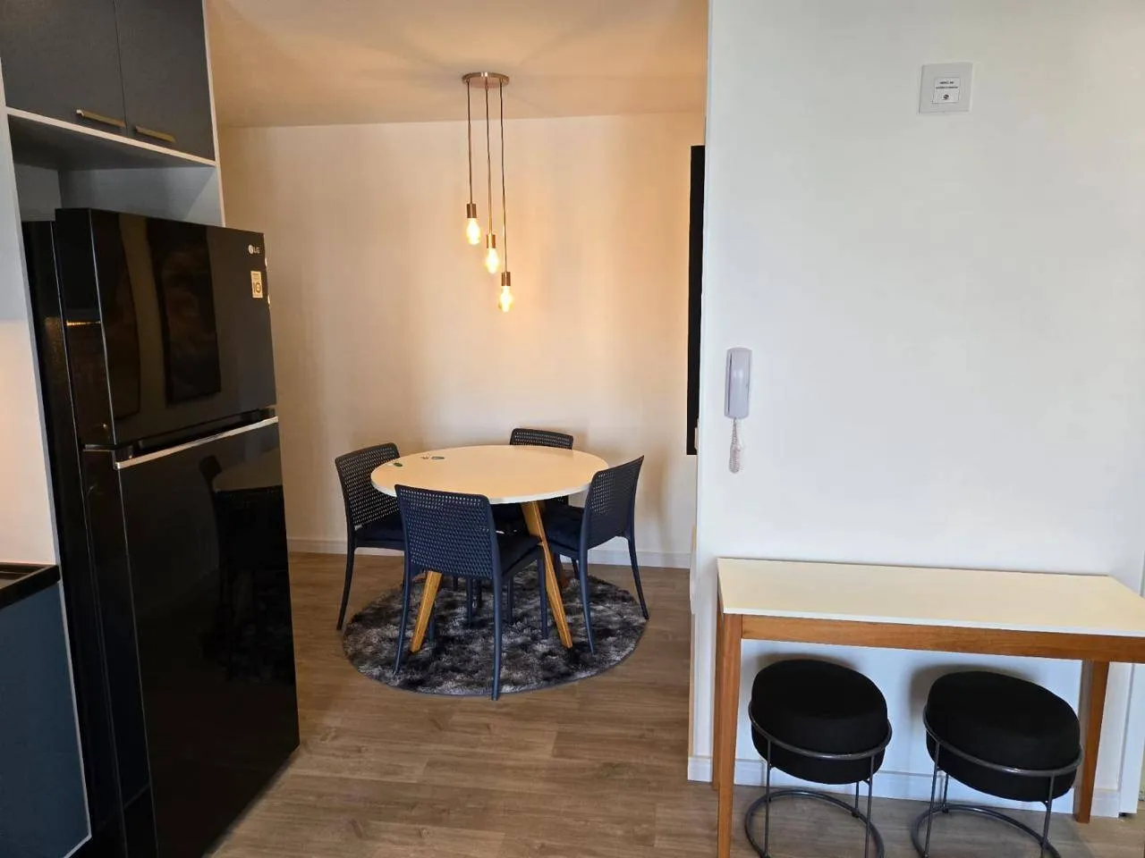 Imagem Apartamento Novo e Mobiliado no Tamboré - 2 Quartos e Varanda