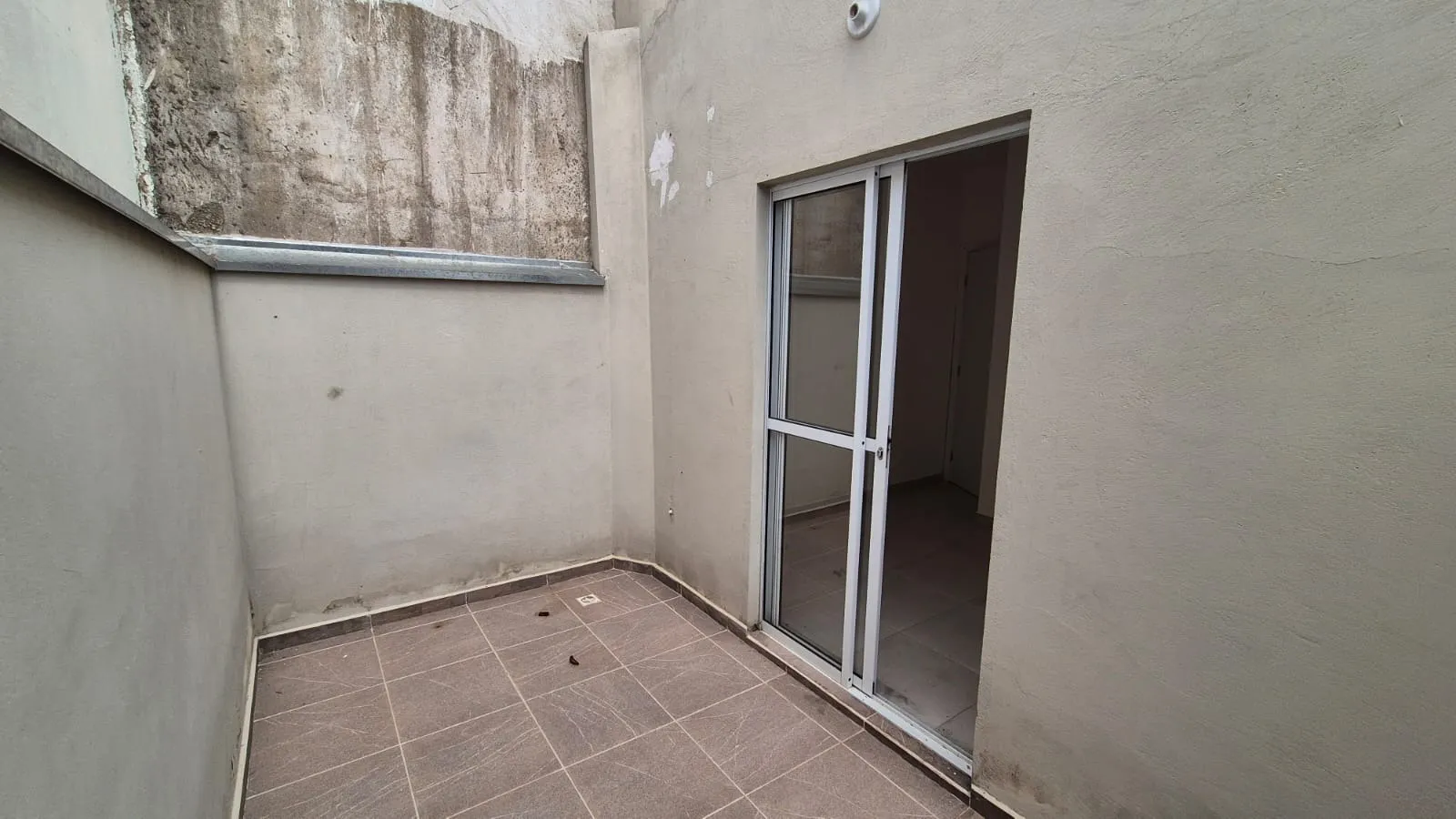 Imagem Oportunidade Próximo à Av. Itavuvu | Casa a venda | 2 Quartos | Quintal | Ótimo Acabamento | 50 m² | Jardim Santa Madre Paulina