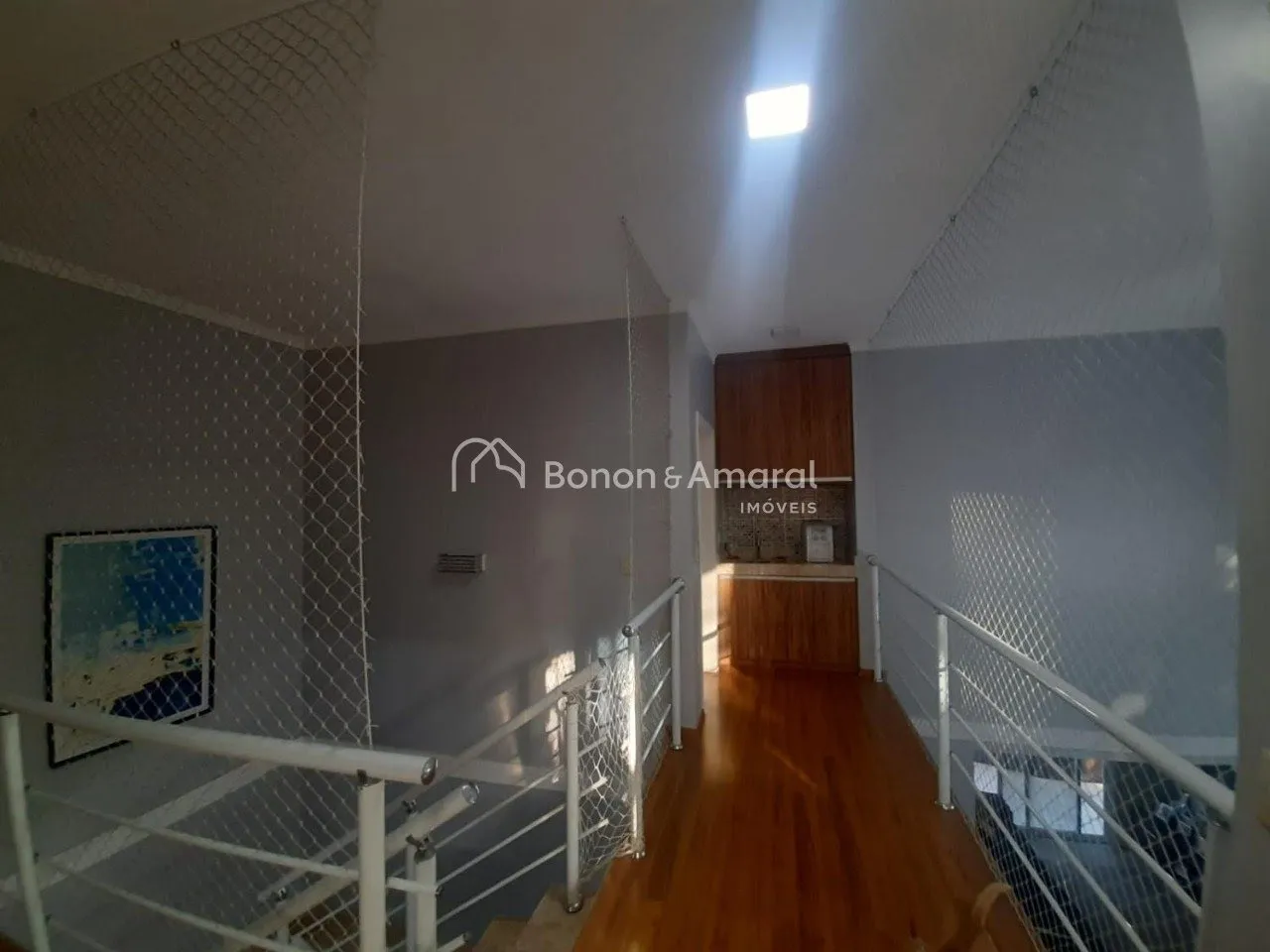 Imagem Sobrado Luxuoso com Piscina Aquecida em Condomínio Tranquilo