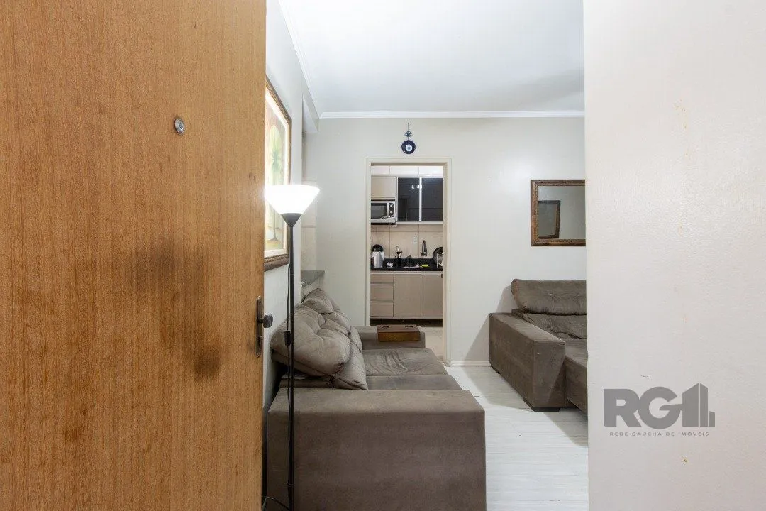 Imagem Apartamento com 70m² de área privativa, possui 3 dormitórios, sala para 2 ambientes, banheiro social, cozinha com móveis planejados e área de serviço.