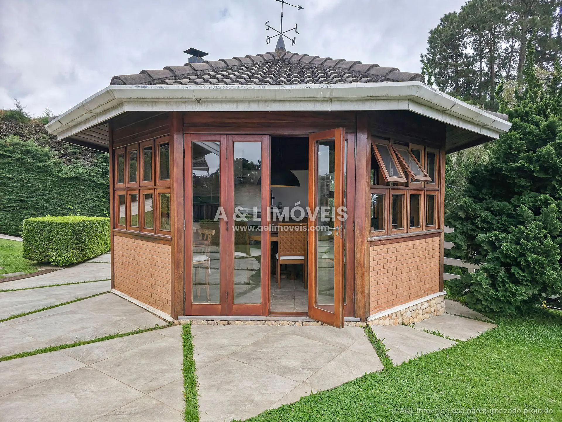 Imagem Casa com lareira, calefação e jardim no Alto do Capivari