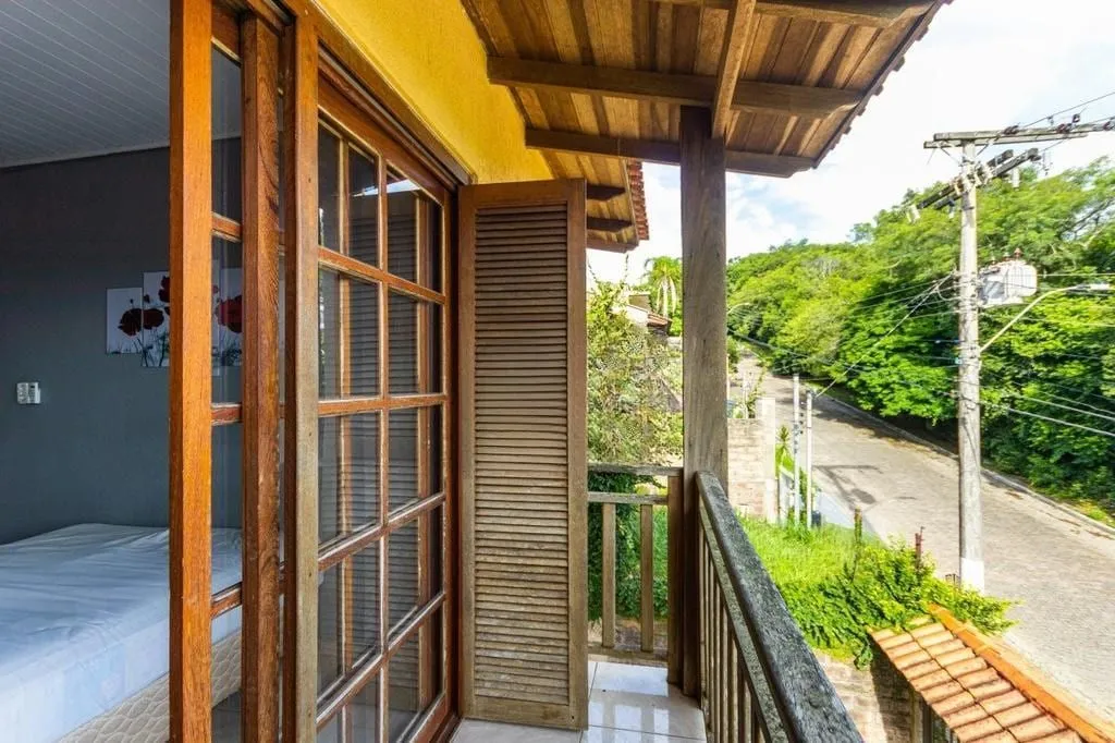 Imagem Casa de 3 dormitórios no Bairro Lomba do Pinheiro - Porto Alegre