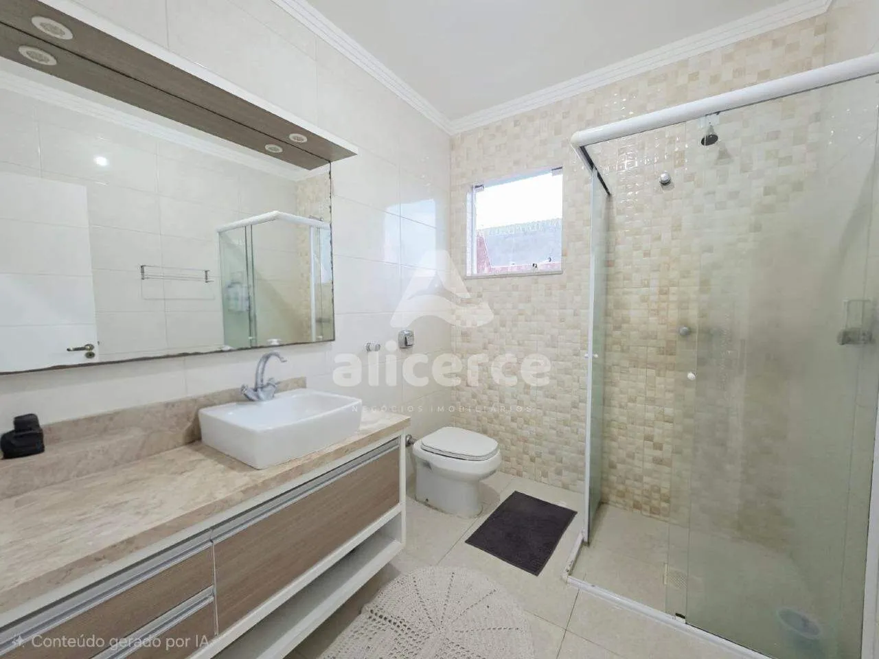 Imagem Casa Alto `Padrão a 1 quadra da Beira-Mar Continental | 3 Dormitórios I 4 Vagas de Garagens I Piscina no bairro Estreito - Florianópolis/SC