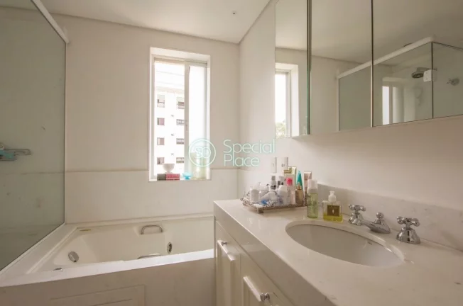 Imagem Excelente apartamento com 367m² na melhor rua do Jardim Guedala. Ótima planta com ambientes amplos...