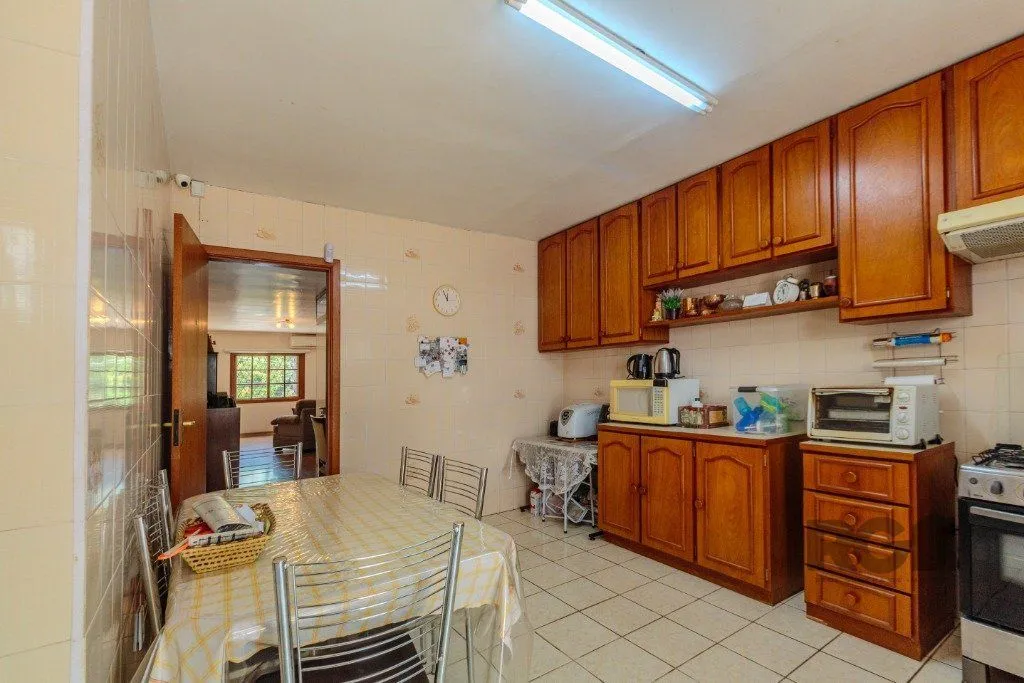 Imagem Casa 253m², 3 suítes, pátio, churrasqueira e vaga de garagem para 4 carros no bairro Nonoai