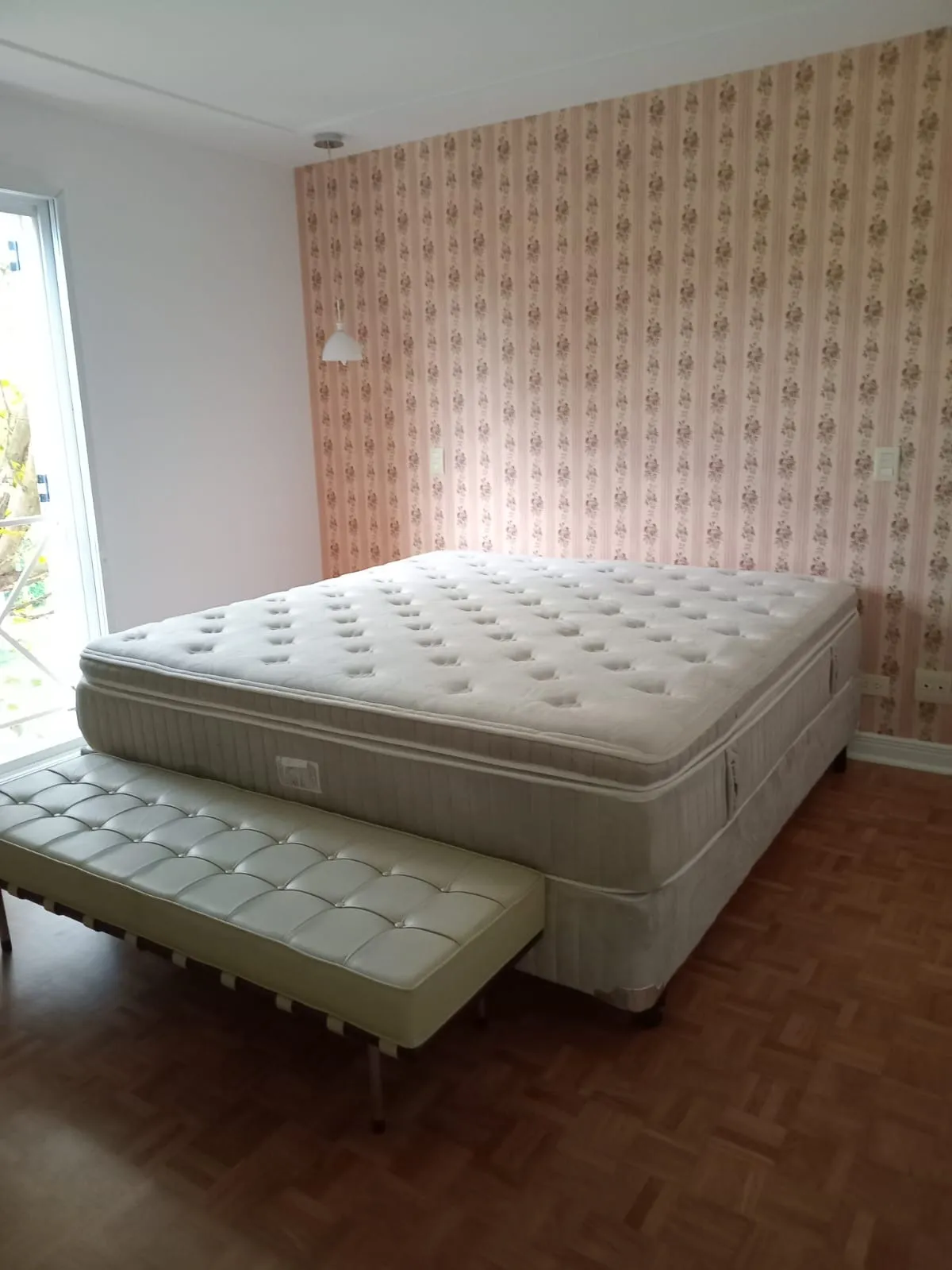 Imagem Aluguel de Casa em Condomínio de Luxo no Tamboré, Santana de Parnaíba-SP: 4 quartos, 1 suíte, 1 sala, 2 banheiros, 4 vagas de garagem, 320m².
