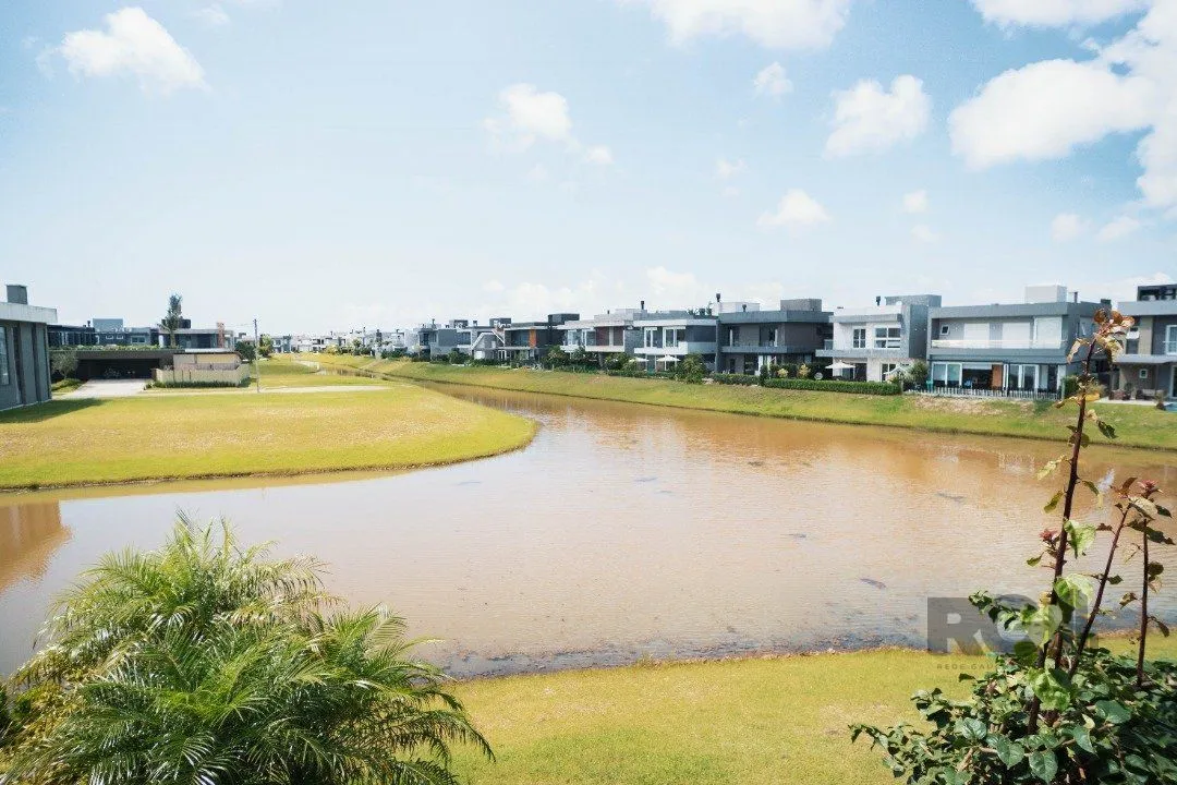 Imagem Oportunidade Única! Casa em Condomínio à Beira do Lago com 4 Suítes, sendo uma Térrea e uma Suíte Master Espetacular!