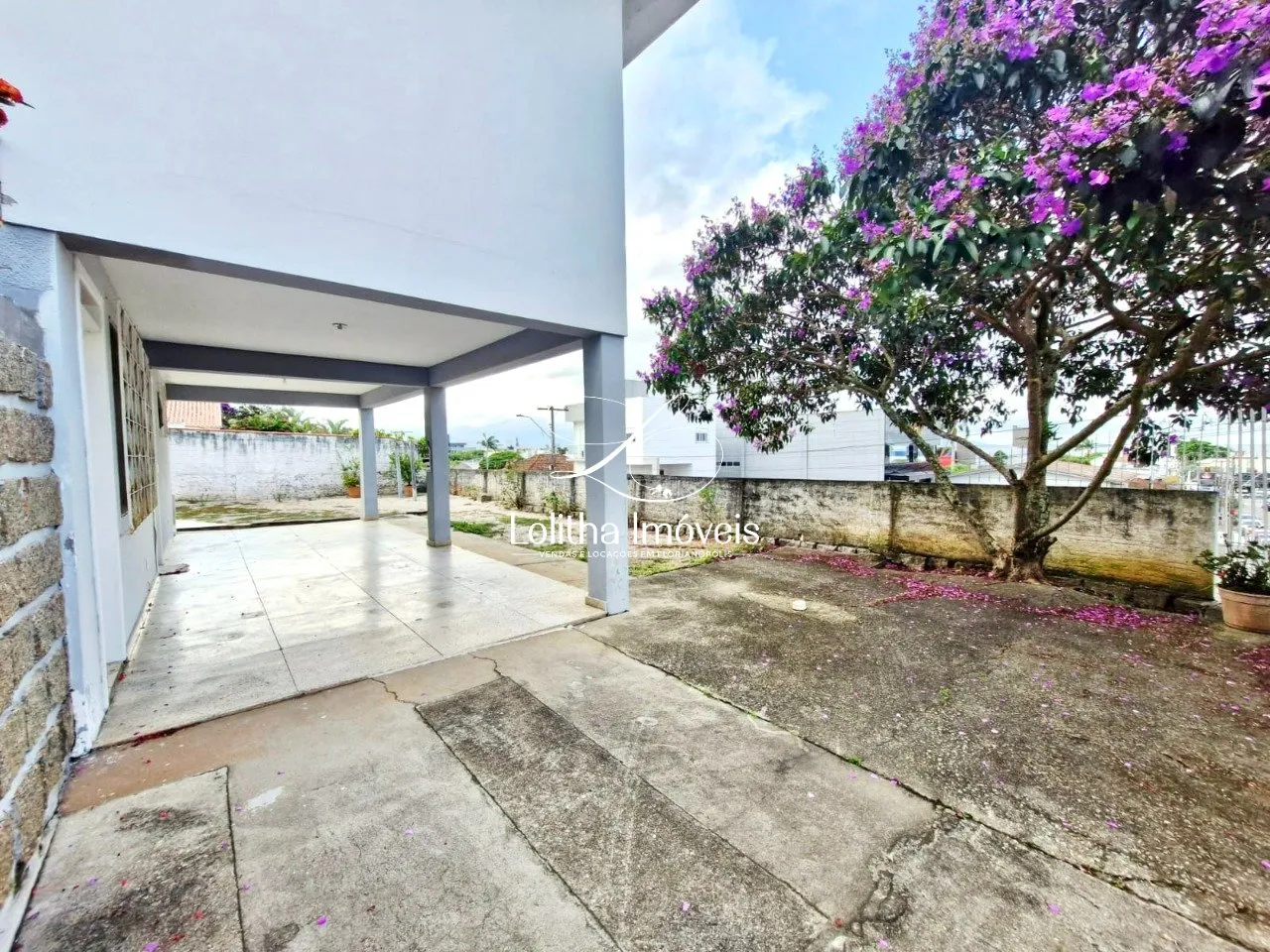 Imagem CASA COM 4 DORMITÓRIOS À VENDA PRÓXIMO À AV. MAX SCHRAMM