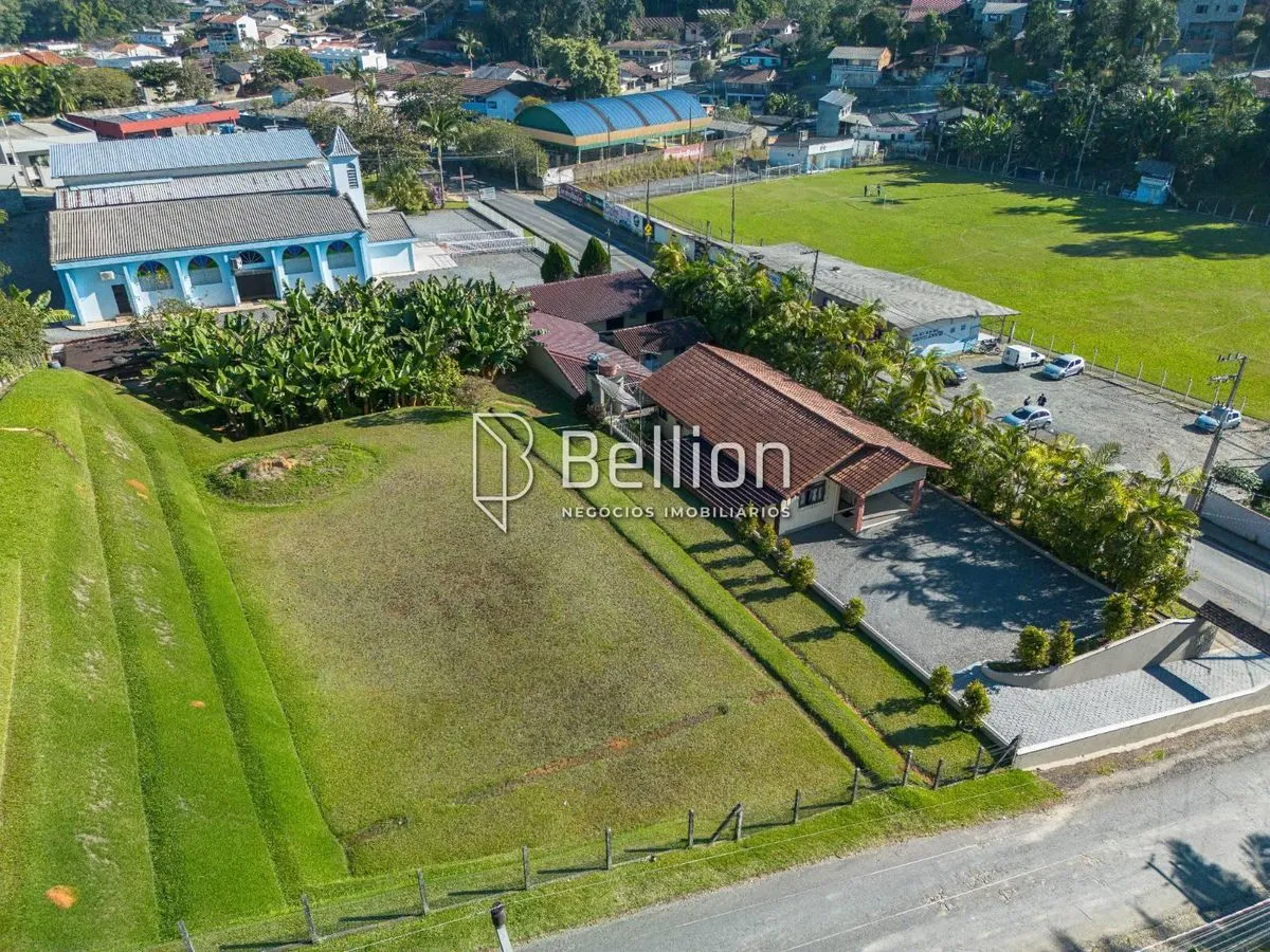 Imagem Com duas casas e 2.500m de terreno, medindo 50x50m, essa propriedade é a escolha certa para quem valoriza espaço e quer um imóvel que proporcione várias possibilidades.