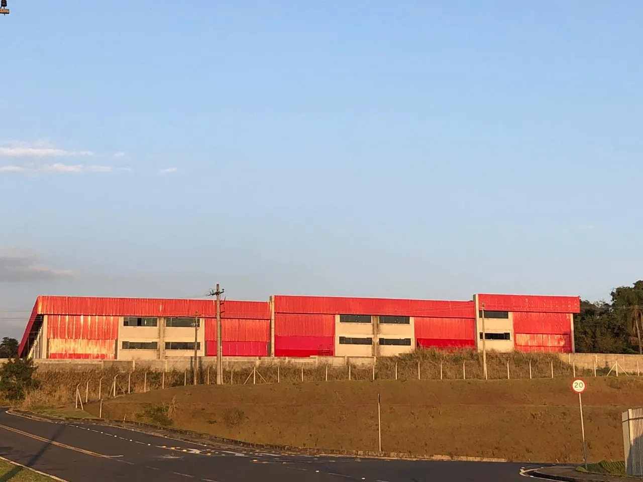 Imagem Galpão com área construída de 5.000 m² e terreno de 14.300 m² , todo murado.