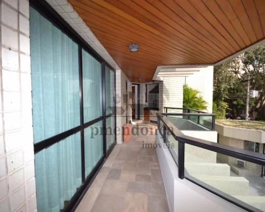 Imagem Apartamento amplo e iluminado. Living para 03 ambientes com lareira, terraço gourmet e piscina. Coz...
