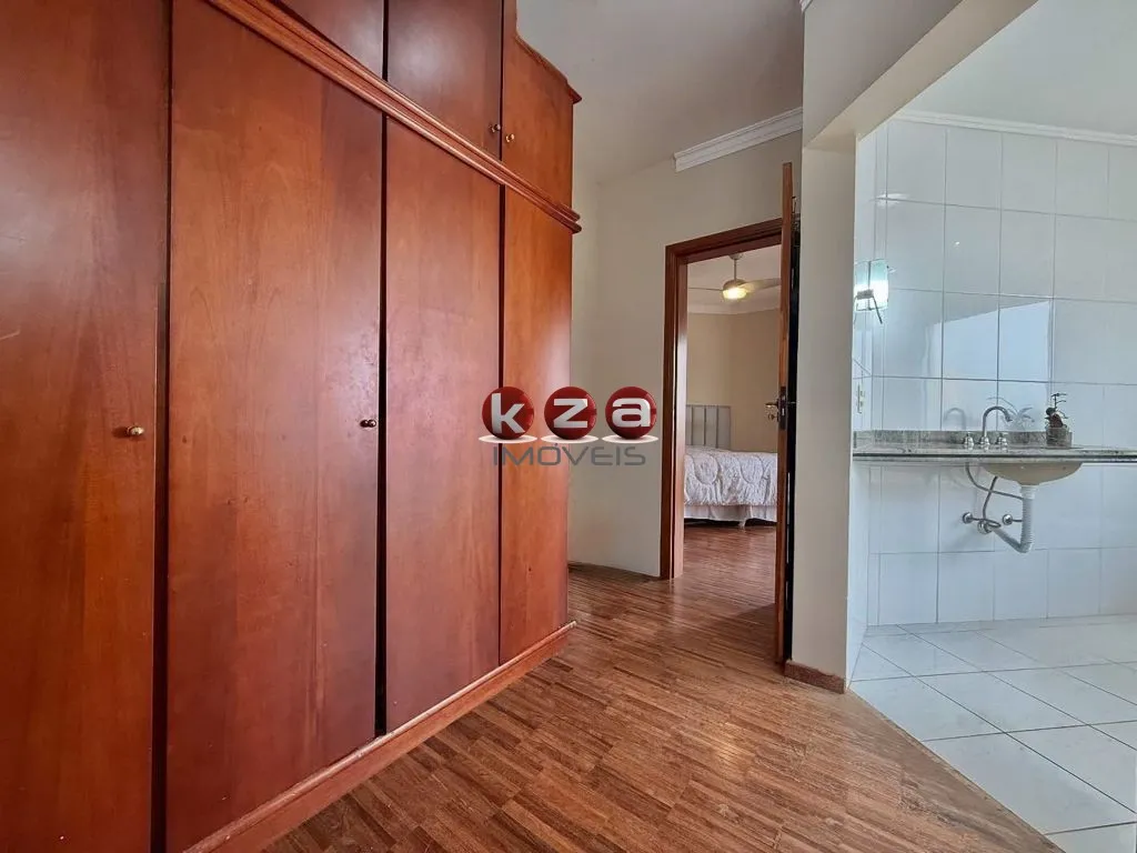 Imagem Casa em Condomínio à Venda em Valinhos-SP, Condomínio Vivenda das Cerejeiras, 3 quartos, 1 suíte, 2 salas, 4 banheiros, 4 vagas, 238m².