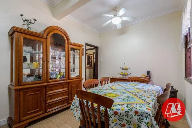 Imagem No bairro Rio Branco, casa de 337 m², semimobiliáda, 4 dormitórios, 3 vagas, jardim com piscina.