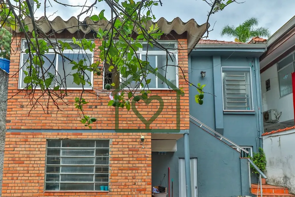 Imagem Bem-vindo a esta encantadora casa à venda em Porto Alegre, situada no coração do bairro Santo Ant...