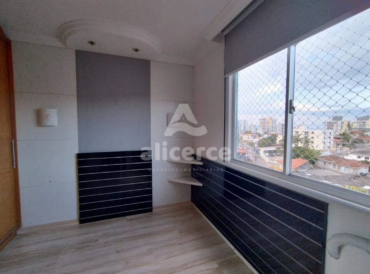 Imagem Apartamento semi mobiliado, 3 dorm. com suíte, andar alto e vista livre em Barreiros - São José - SC