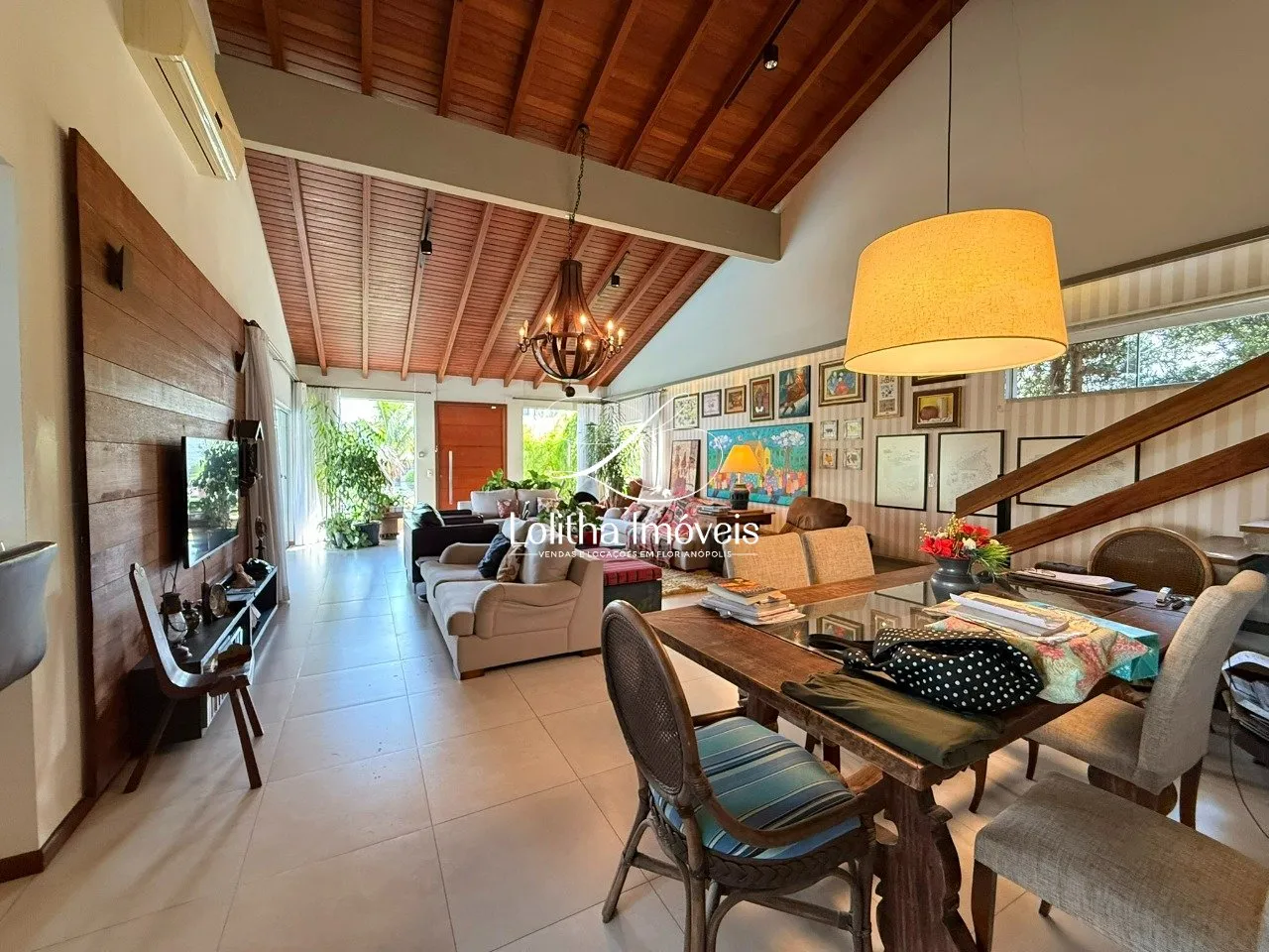 Imagem Casa com 3 Suítes, Piscina e Churrasqueira à venda em Jurerê - Florianópolis/SC