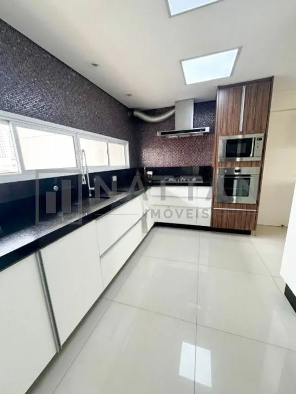 Imagem Apartamento com 3 suítes e 242 m², closet na suíte master, lavabo e 4 vagas de garagem