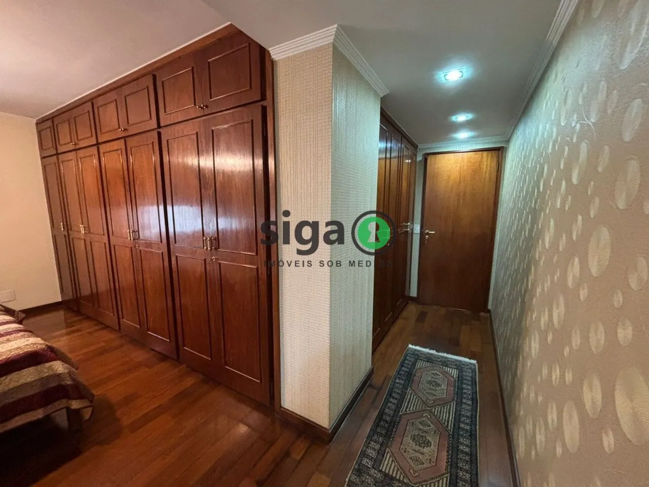 Imagem Sofisticação e Espaço em Moema: 230 m² com Vista Livre e Estilo Neoclássico