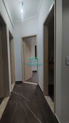Imagem 3 quartos, sala para 2 ambientes com sacada, reformado, piso em porcelanato, cozinha com armários, banheiro social e de serviço, área de serviço.