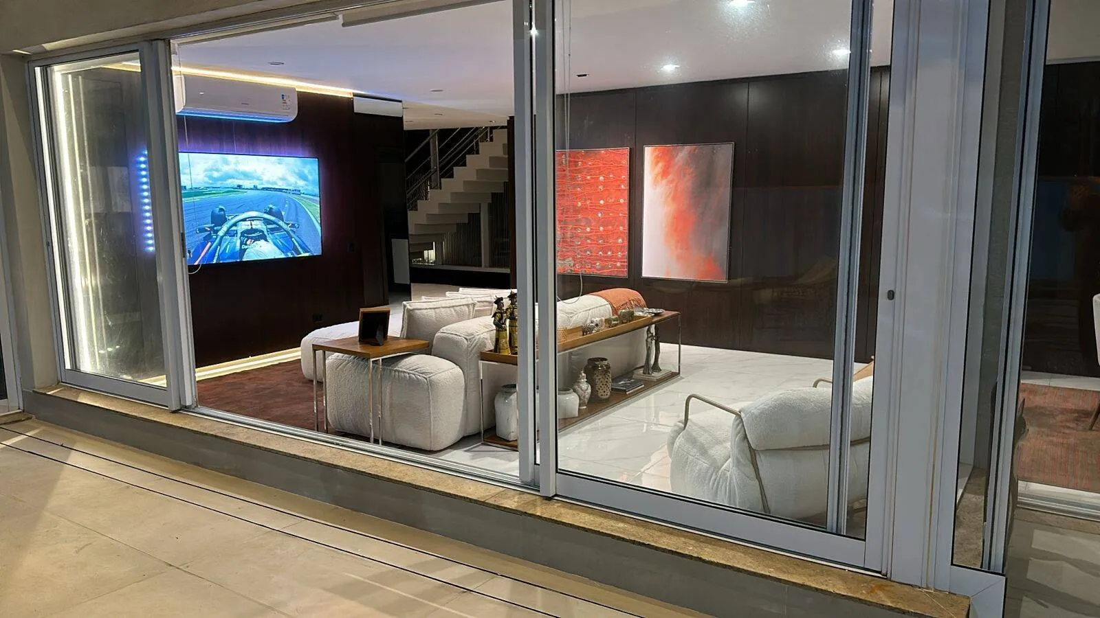 Imagem Luxuosa Casa de Condomínio em Alphaville - 4 Suítes, Lazer Completo e Acabamento Sofisticado