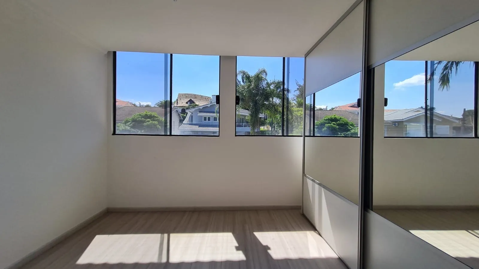 Imagem Mansão Exclusiva no Residencial 5 Alphaville com 620 m² construídos, cinema privativo e área de lazer completa.