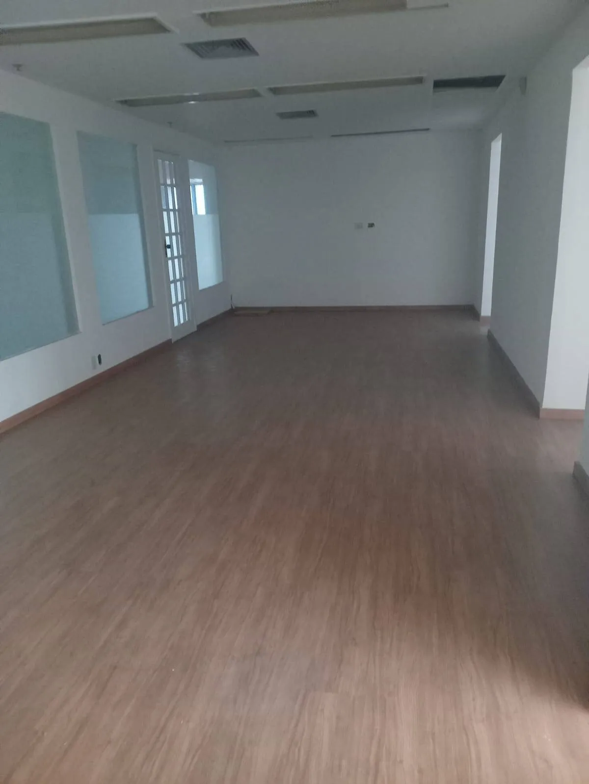 Imagem Espaçosa Sala Comercial de 310m² no Centro de Alphaville ? Edifício Alameda Madeira