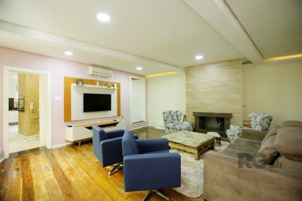 Imagem Excelente casa de 235m² com 4 dormitórios e 3 vagas no bairro Azenha.