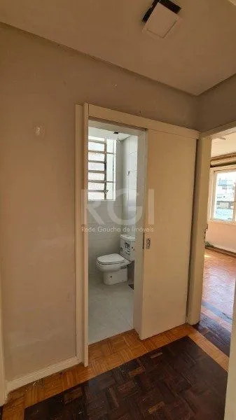 Imagem Apartamento 02 dormitórios com dependência e duas vagas no bairro São João.